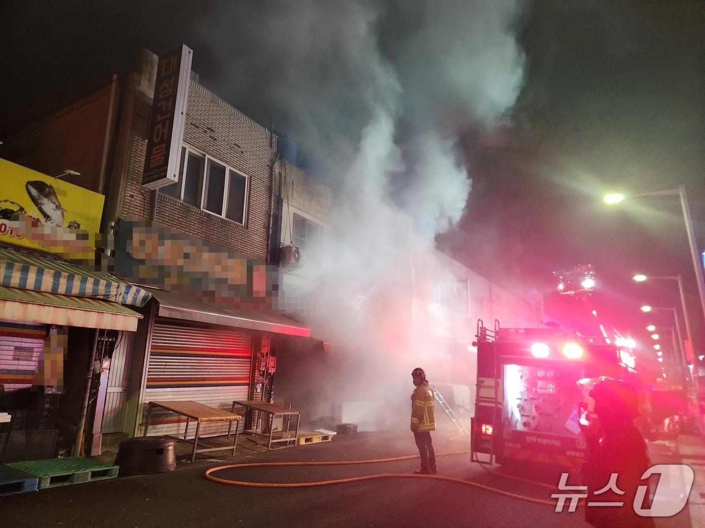 본문 이미지 - 10일 오후 10시 52분께 전북 군산시 해망동 한 상가주택에서 불이 나 소방이 진화에 나서고 있다.(전북 소방본부 제공. 재판매 및 DB금지)/뉴스1