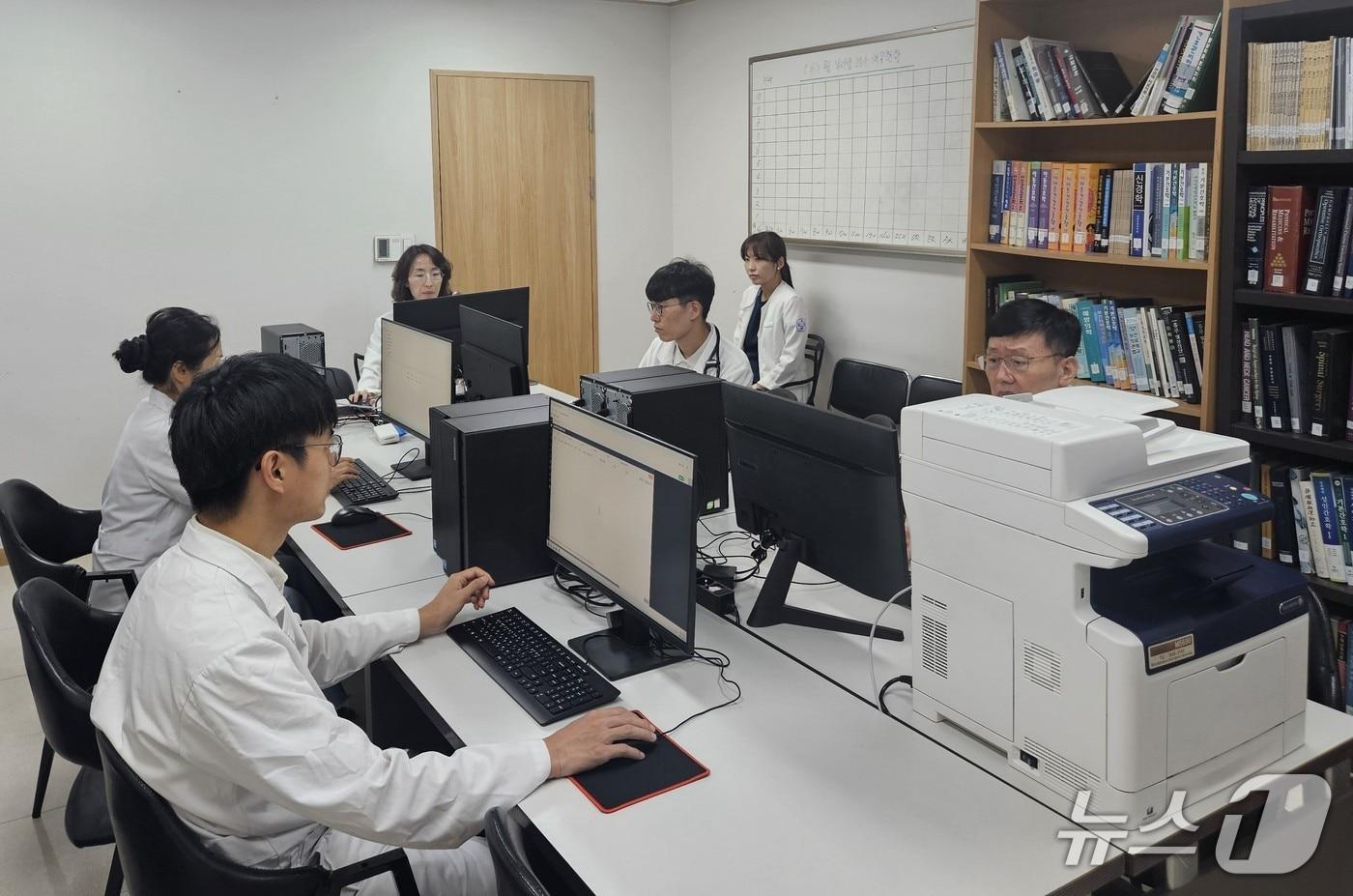 본문 이미지 - 점검단이 '항생제 적정사용 관리(ASP·Antimicrobial Stewardship Program) 시범사업' 기관인 부산 온병원을 10일 방문해 현장 점검을 실시하고 있다.(온병원 제공. 재판매 및 DB금지) /뉴스1