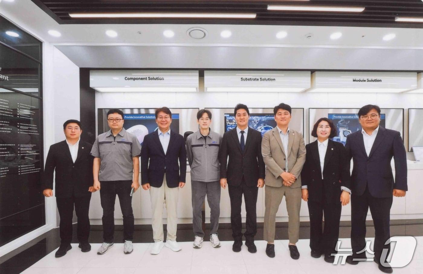 본문 이미지 - 박상준 강서구청장과 변성완 더불어민주당 부산시당위원장, 김정용 강서구의원 등이 삼성전기 부산사업장 관계자들과 함께 기념촬영을 하고 있다.(강서구청 제공. 재판매 및 DB금지)