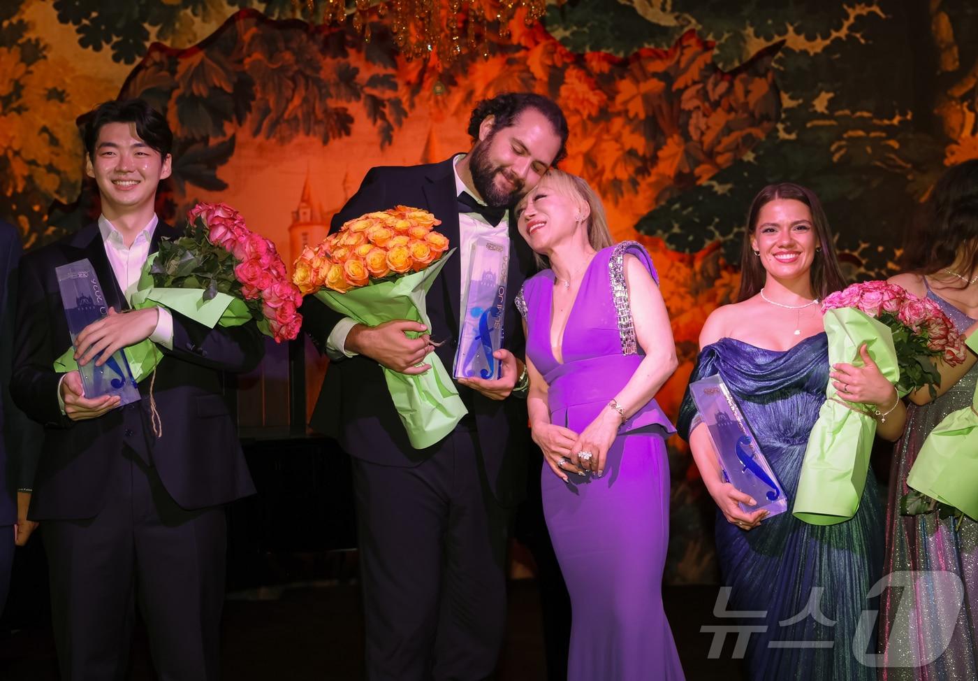 본문 이미지 - 제2회 조수미 국제 성악 콩쿠르 1위를 차지한 미국 바리톤 트레버 하움실트-로차가 10일(현지시간) 프랑스 솔로뉴 지방 페르테 앵보 성에서 열린 시상식에서 소프라노 조수미의 축하를 받고 있다. 2026.7.11 ⓒ 뉴스1 이준성 특파원