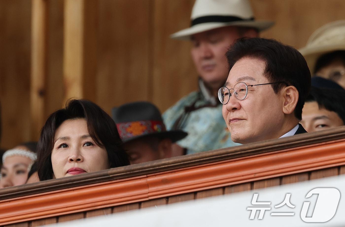 본문 이미지 - 몽골을 국빈 방문 중인 이재명 대통령과 김혜경 여사가 11일(현지시간) 울란바타르 국립 체육경기장에서 열린 나담축제 개막식에 참석해 공연을 관람하고 있다. 2026.7.11 ⓒ 뉴스1 허경 기자