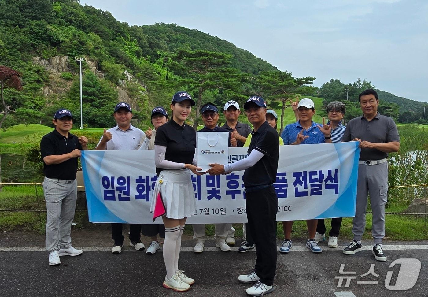 본문 이미지 - 김두연 이사(왼쪽)가 세계농아인곮프선수권대회에 출전하는 대한민국 선수단에 유니폼 등 후원 물품을 전달하고 있는 모습.(농아인골프협회 제공)
