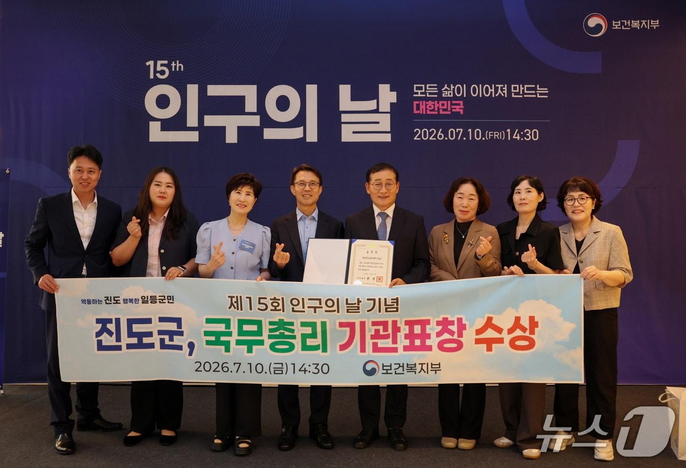 본문 이미지 - 이재각 진도군수(오른쪽 세번째)를 비롯한 관계자들이 기념사진을 찍고 있다.(진도군 제공, 재판매 및 DB금지)/뉴스1 