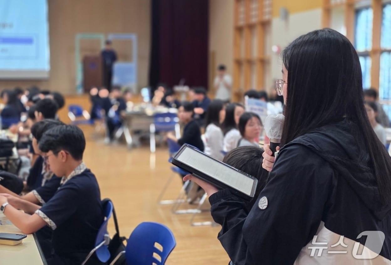 본문 이미지 - 10일 독립기념관에서 열린 충청권 역사교육 한마당에서 참가 학생이 발표하고 있다. /뉴스1