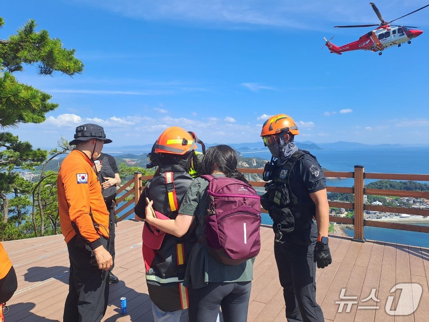 본문 이미지 - 11일 전북 군산시 옥도면 대장도 대장봉 정상에서 20대가 열탈진 증세를 호소해 소방당국이 헬기 이송을 준비하고 있다.(전북소방본부 제공. 재판매 및 DB금지)/뉴스1