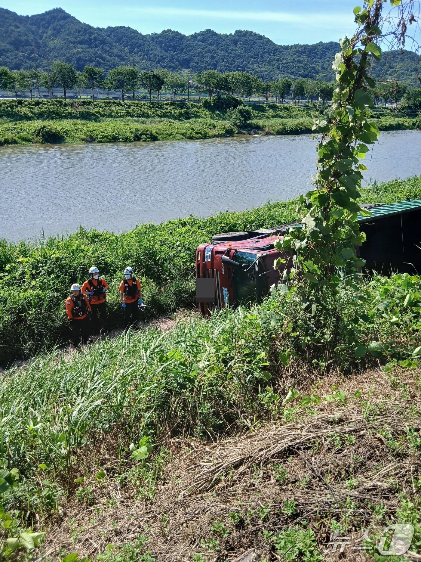 본문 이미지 - 11일 전북 임실군 오수면 한 천변도로에서 25톤 화물트럭이 5m 아래로 추락해 있다.(전북도 소방본부 제공. 재판매 및 DB금지)/뉴스1