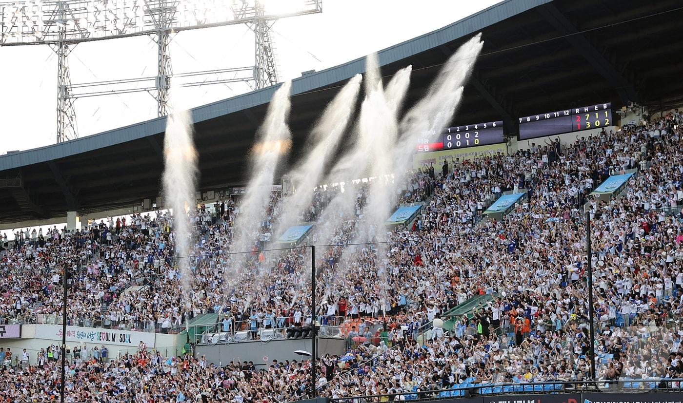 본문 이미지 - 11일 서울 송파구 잠실야구장에서 열린 ‘2026 신한 SOL KBO 올스타전’에서 드림팀 두산 박준순의 안타가 나오자 1루 응원단에 시원한 물줄기가 쏟아지고 있다. 이번 올스타전은 프로야구 원년인 1982년 준공돼 한국 야구 역사와 함께해 온 잠실야구장에서 열리는 14번째이자 마지막 축제로, 리그를 대표하는 별들이 총출동해 고별 무대를 수놓는다. 2026.7.11 ⓒ 뉴스1 김진환 기자