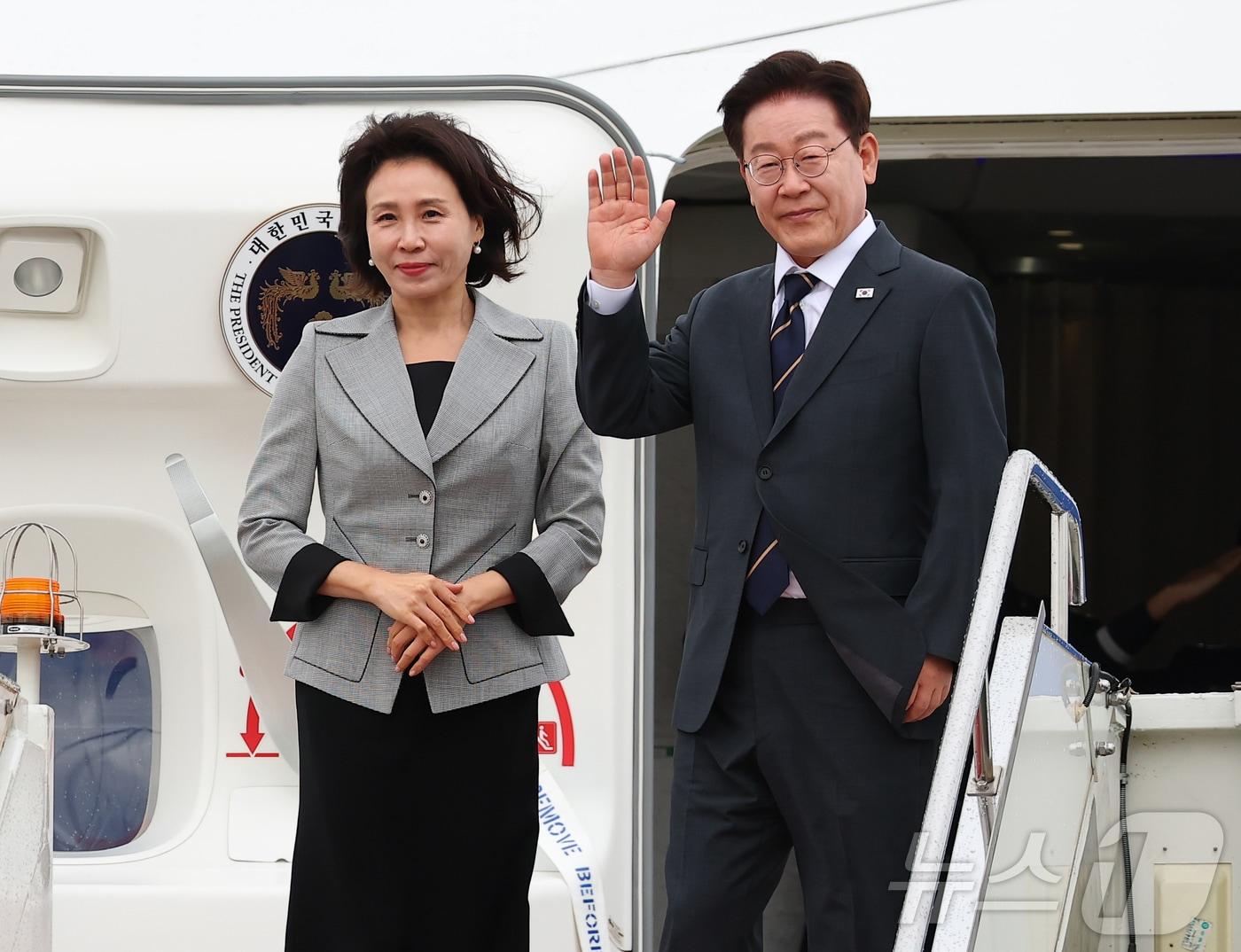 본문 이미지 - 몽골 국빈 방문 공식 일정을 마치고 귀국하는 이재명 대통령과 김혜경 여사가 11일(현지시간) 칭기즈칸 국제공항 한국행 공군 1호기에서 환송객에게 인사하고 있다. 2026.7. 11 ⓒ 뉴스1 이재명 기자