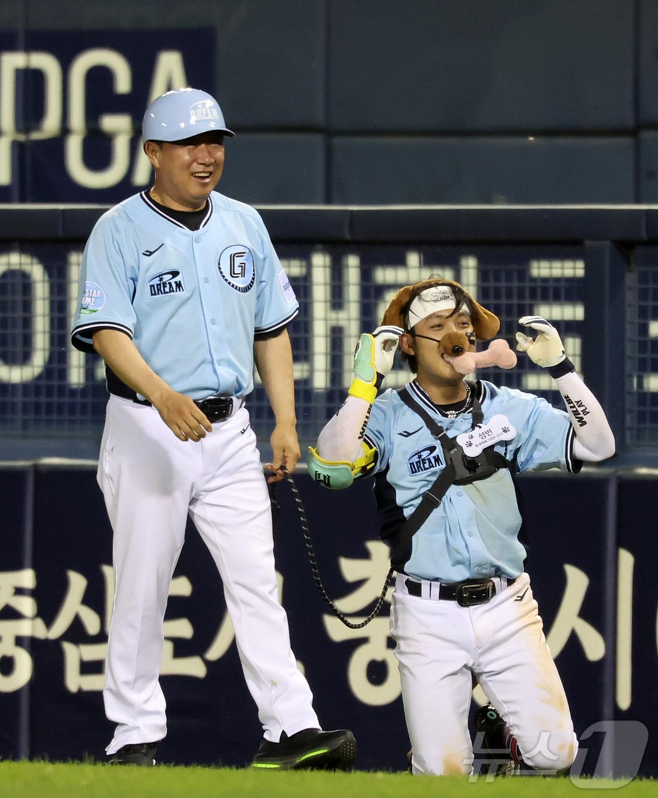 본문 이미지 - 11일 서울 송파구 잠실야구장에서 열린 ‘2026 신한 SOL KBO 올스타전’에서 드림팀 롯데 김태형 감독과 황성빈이 퍼포먼스를 펼치고 있다. 2026.7.11 ⓒ 뉴스1 김진환 기자