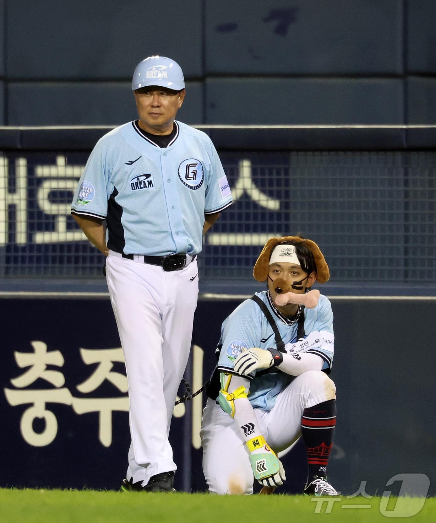 본문 이미지 - 11일 서울 송파구 잠실야구장에서 열린 ‘2026 신한 SOL KBO 올스타전’에서 드림팀 롯데 김태형 감독과 황성빈이 퍼포먼스를 펼치고 있다. 이번 올스타전은 프로야구 원년인 1982년 준공돼 한국 야구 역사와 함께해 온 잠실야구장에서 열리는 14번째이자 마지막 축제로, 리그를 대표하는 별들이 총출동해 고별 무대를 수놓는다. 2026.7.11 ⓒ 뉴스1 김진환 기자