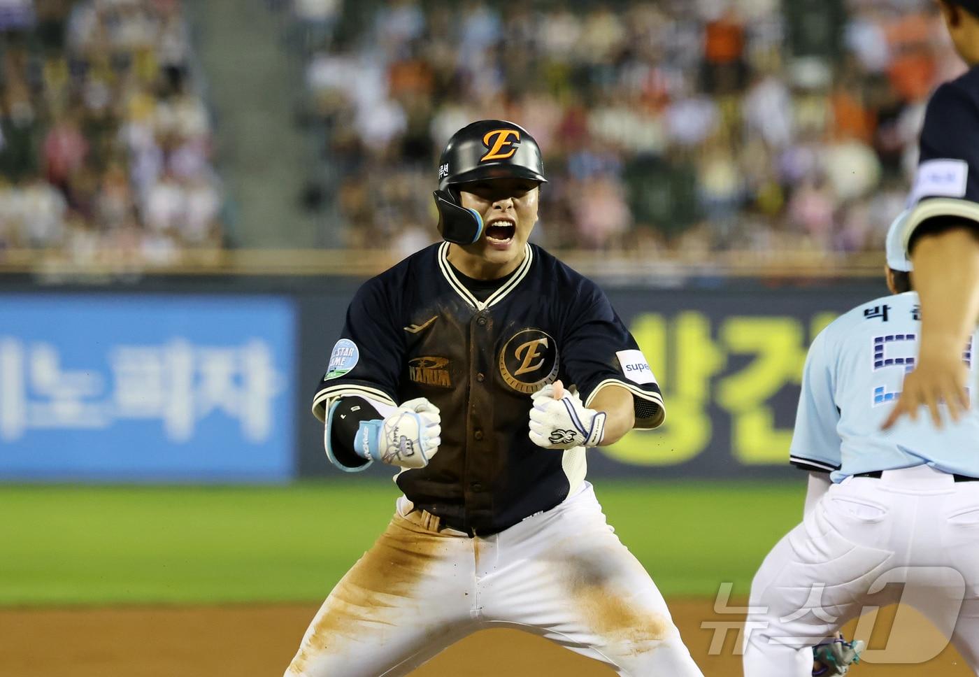 본문 이미지 - 11일 서울 송파구 잠실야구장에서 열린 ‘2026 신한 SOL KBO 올스타전’에서 나눔팀 한화 문현빈이 8회초 1사 2루 상황에서 적시 3루타를 친 뒤 포효하고 있다. 2026.7.11 ⓒ 뉴스1 김진환 기자