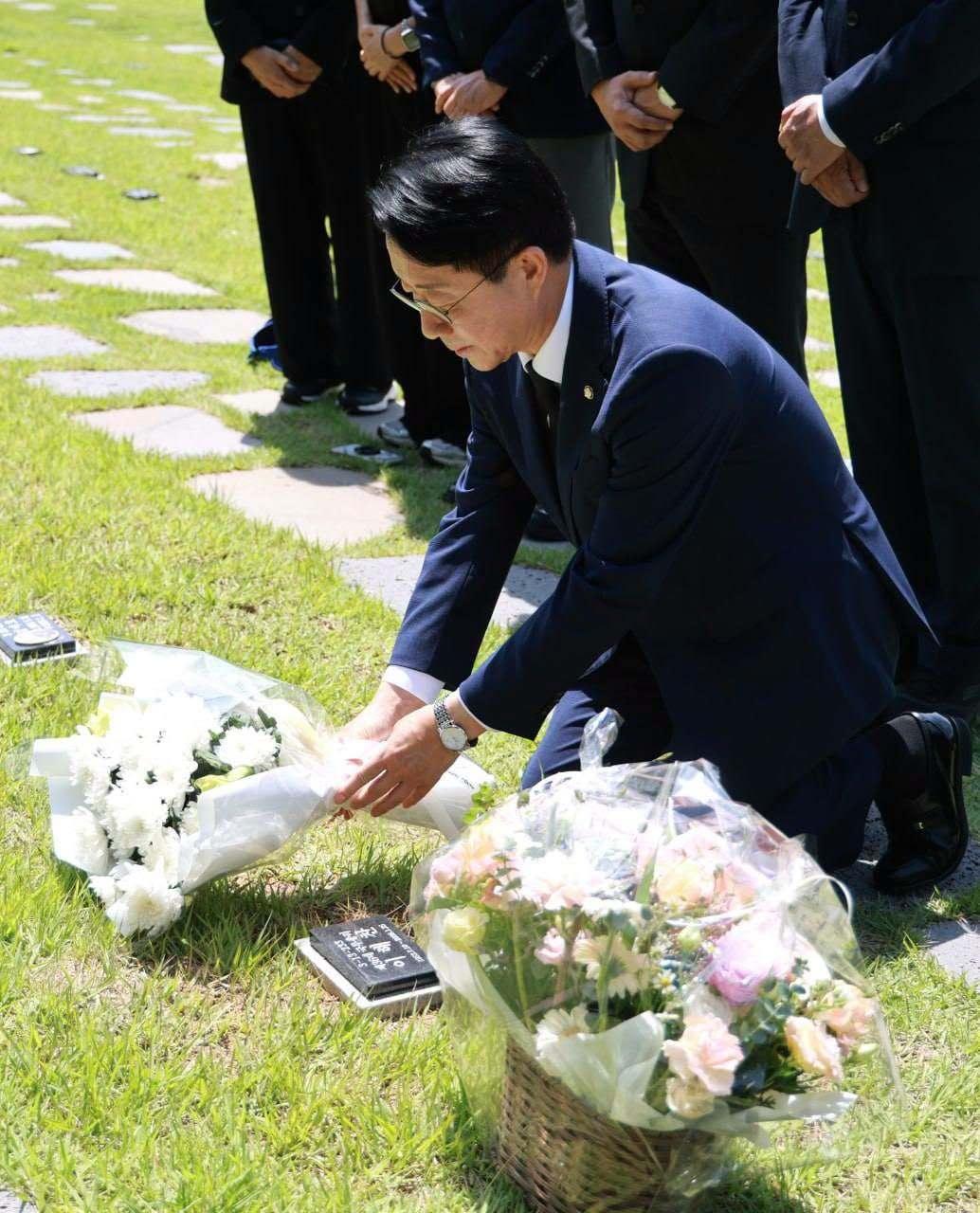 본문 이미지 - 조정식 국회의장은 11일 고(故) 이해찬 전 국무총리의 묘소를 찾아 참배했다고 밝혔다. (조 의장 SNS 갈무리) 2026.07.11/뉴스1