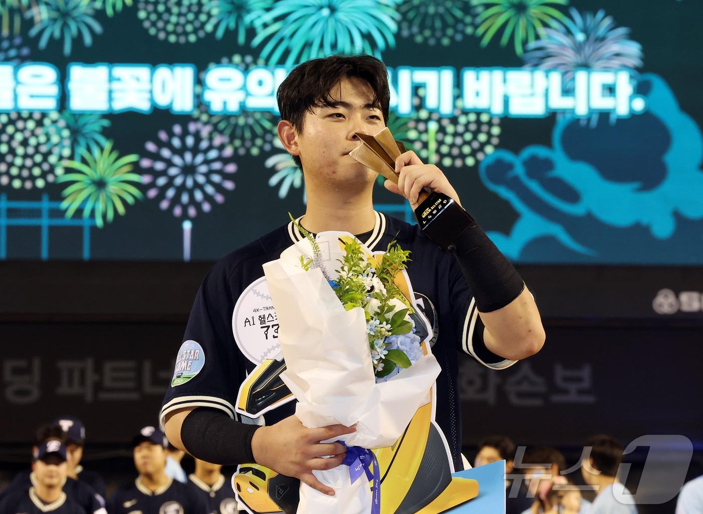 본문 이미지 - 11일 서울 송파구 잠실야구장에서 열린 ‘2026 신한 SOL KBO 올스타전’에서 10대2 승리를 거둔 나눔팀 한화 허인서가 MVP에 선정된 뒤 트로피에 키스를 하고 있다. 8번 포수로 선발 출장해 5타수 4안타 1타점 1득점을 기록한 허인서는 총 26표 중 13표를 득표해 팀 동료인 문현빈(10표)를 제치고 ‘미스터 올스타’에 선정됐다. 2026.7.11 ⓒ 뉴스1 김진환 기자