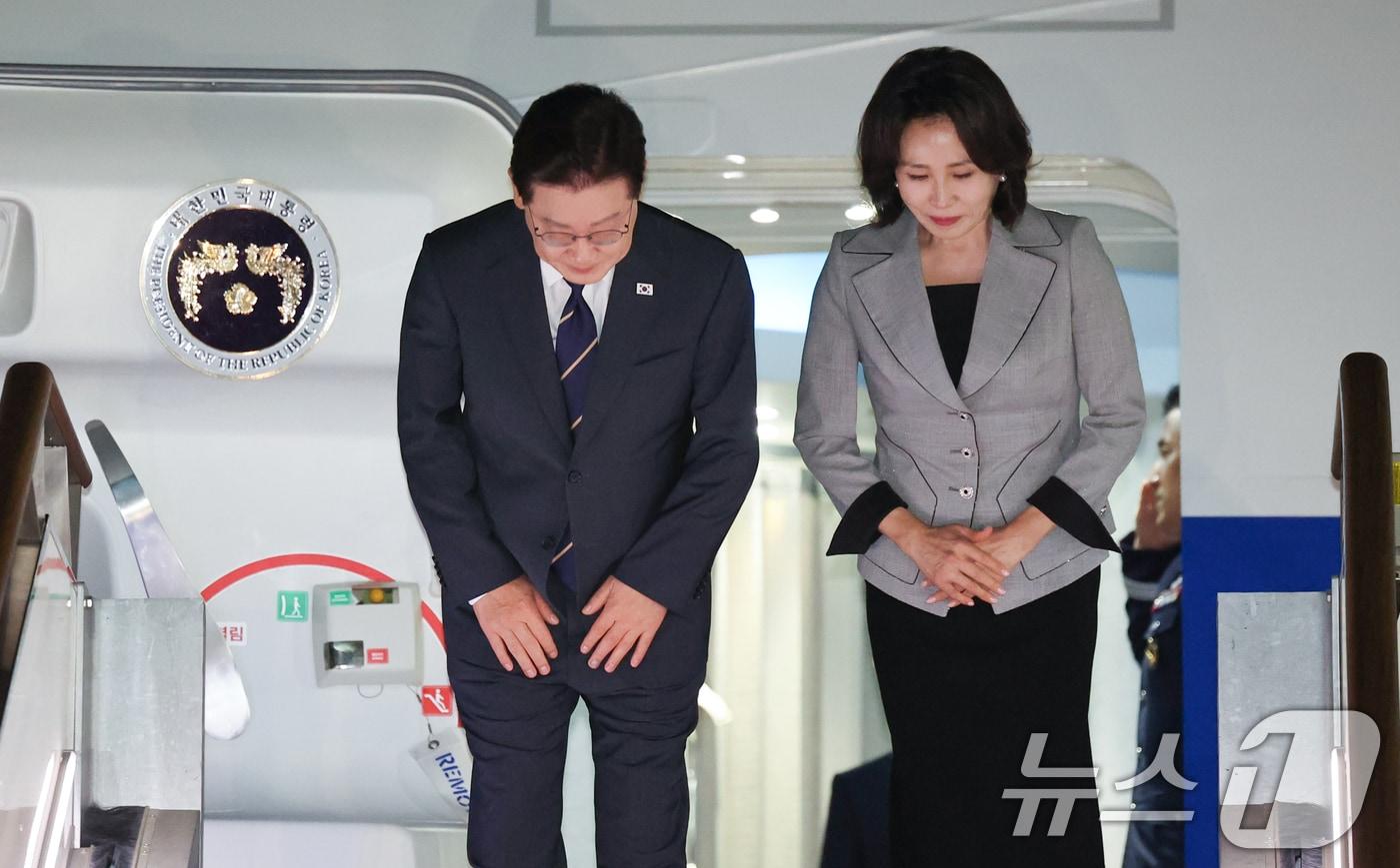 본문 이미지 - 북대서양조약기구(NATO·나토) 정상회의 참석과 몽골 국빈 방문 일정을 마치고 귀국한 이재명 대통령과 김혜경 여사가 11일 성남 서울공항에 도착한 공군 1호기에서 환영객에게 인사하고 있다. 2026.7.11 ⓒ 뉴스1 이재명 기자