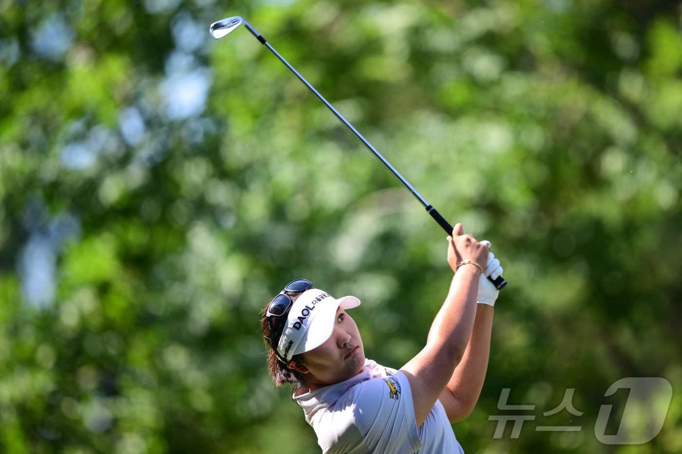 본문 이미지 - LPGA 메이저 대회 아문디 에비앙 챔피언십 3라운드에서 단독 선두에 오른 유해란.  ⓒ AFP=뉴스1