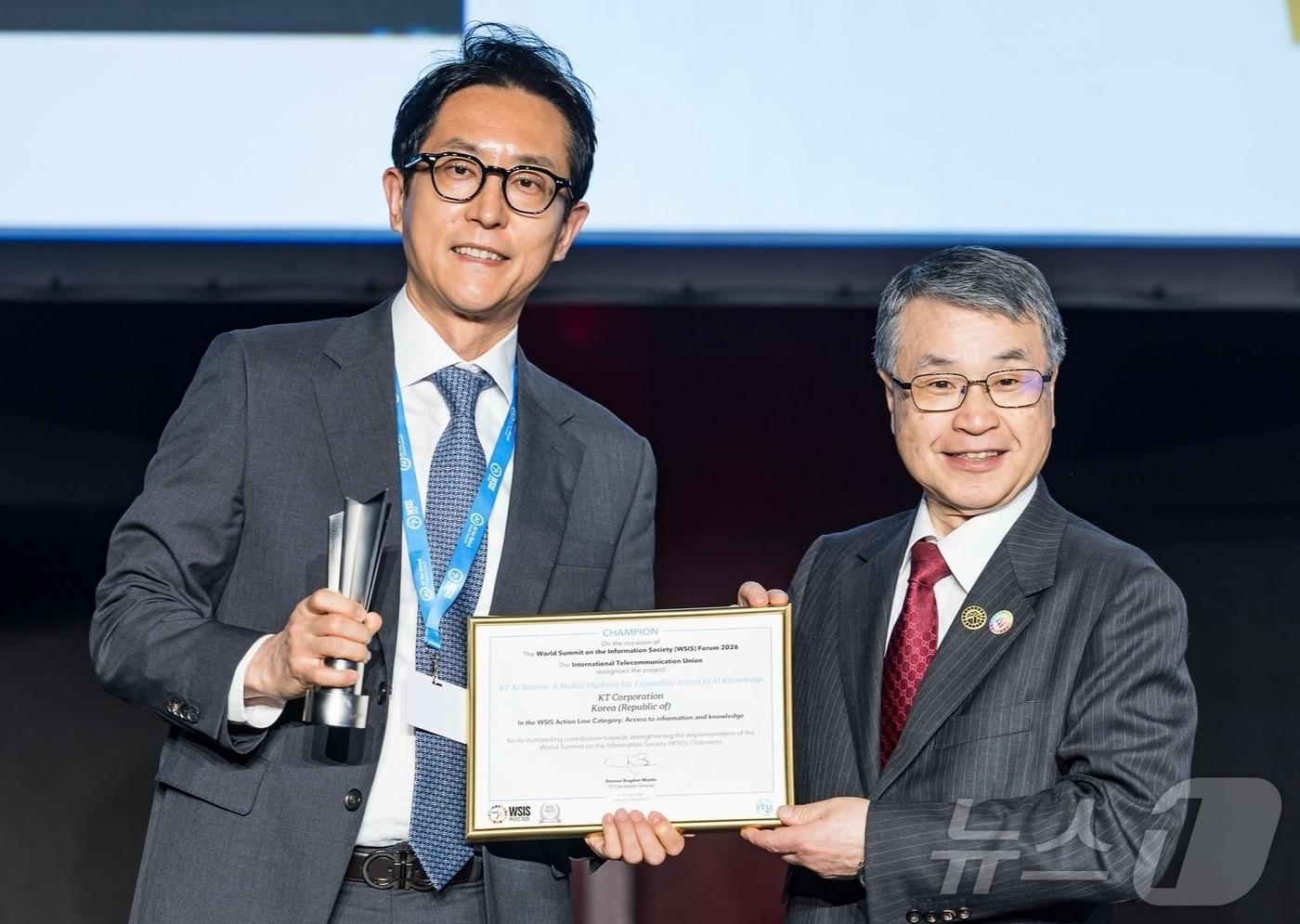 본문 이미지 - 'WSIS 프라이즈 2026' 시상식 후 KT 문상익 ESG기획팀장(왼쪽)이 ITU 세이조 오노에 전기통신표준화국장과 기념 사진을 촬영을 하고 있다. 2026.07.12(ITU 제공)