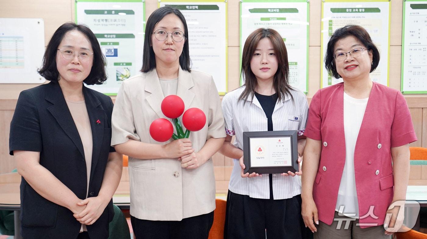 본문 이미지 - 제주 한림고등학교 2학년 학생인 임예량 양(왼쪽에서 세 번째)이 지난 10일 제주사회복지공동모금회에서 '나눔리더' 인증패를 받은 뒤 기념촬영을 하고 있다.(제주사회복지공동모금회 제공, 재판매 및 DB 금지)