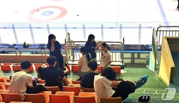 본문 이미지 - 전주실내빙상경기장 관람석에서 휴식을 취하고 있는 시민들.(전주시설공단 제공, 재판매 및 DB 금지)/뉴스1