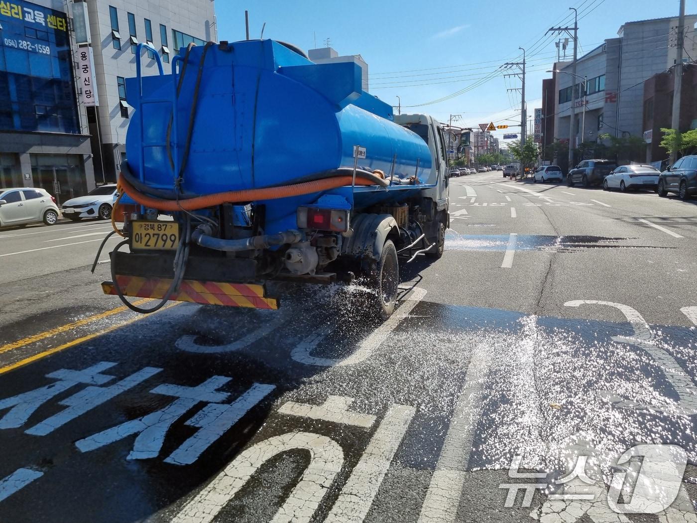 본문 이미지 - 12일 오전 경북 포항시에 폭염 중대경보가 발령된 가운데 남구청이 살수차를 투입, 도심 열기를 잡기 위해 물을 뿌리고 있다. 기상청은 이날 포항과 경산에 폭염 중대 경보를 발령했다. 2026.7.12 ⓒ 뉴스1 최창호 기자