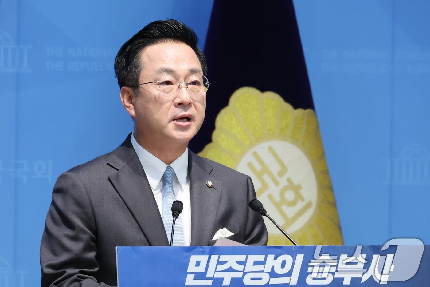 본문 이미지 - 박성준 더불어민주당 의원이 12일 서울 여의도 국회 소통관에서 최고위원 출마 기자회견을 하고 있다. 2026.7.12 ⓒ 뉴스1 신웅수 기자