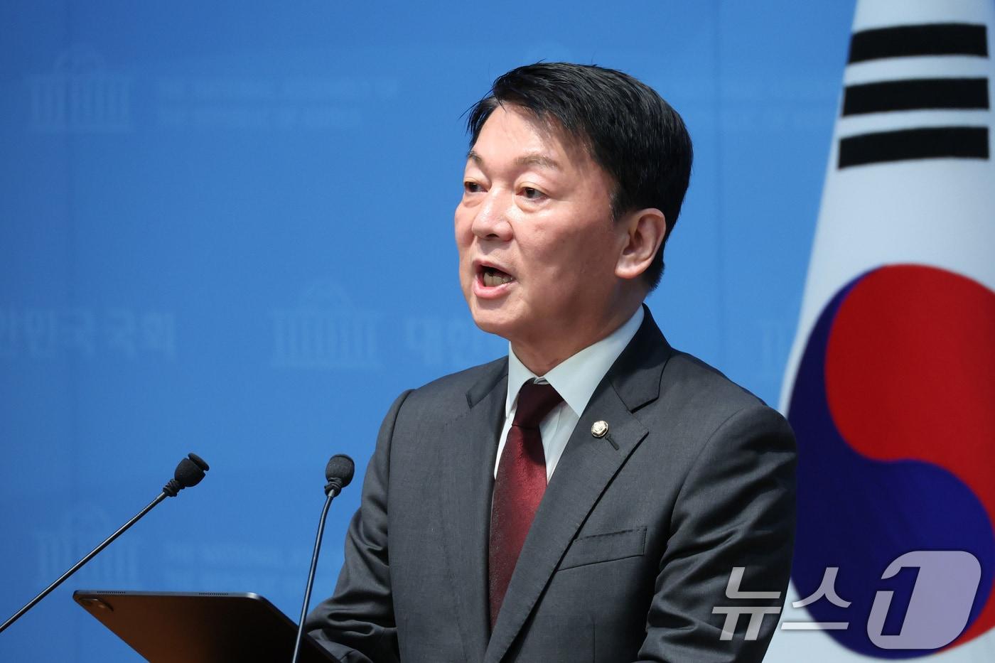 본문 이미지 - 안철수 국민의힘 의원이 지난 12일 서울 여의도 국회 소통관에서 한동훈 무소속 의원의 국민의힘 복당 반대 기자회견을 하고 있다. 2026.7.12 ⓒ 뉴스1 신웅수 기자