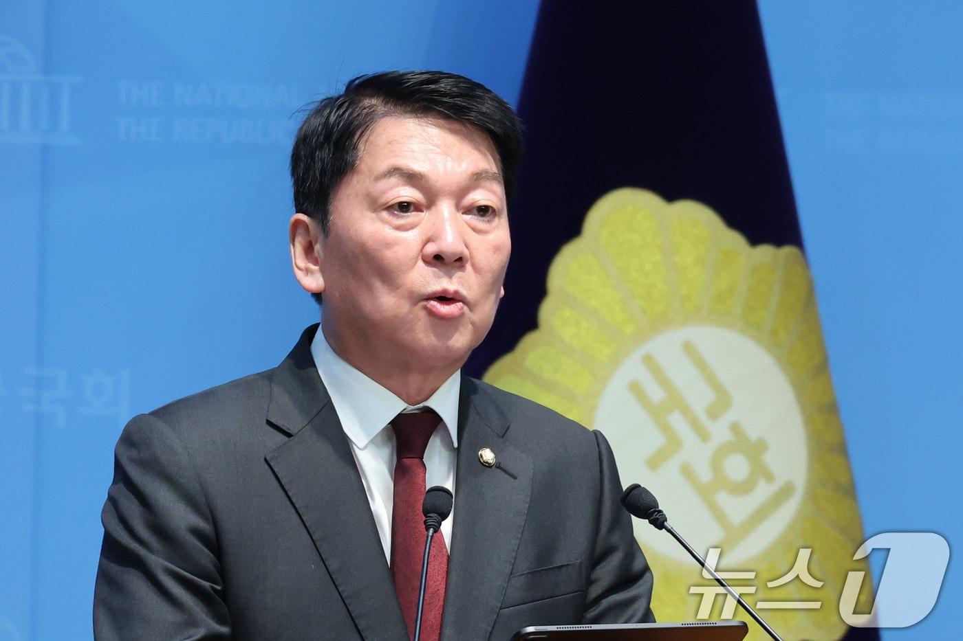 본문 이미지 - 안철수 국민의힘 의원이 12일 서울 여의도 국회 소통관에서 한동훈 무소속 의원의 국민의힘 복당 반대 기자회견을 하고 있다. 2026.7.12 ⓒ 뉴스1 신웅수 기자