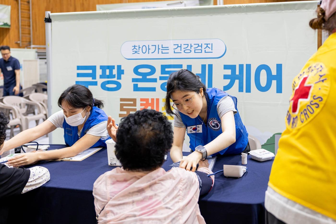 본문 이미지 - 의료진이 전남 해남군 주민을 대상으로 혈당, 혈압 등 기본 건강 상태를 확인하고 있다.(쿠팡 제공)