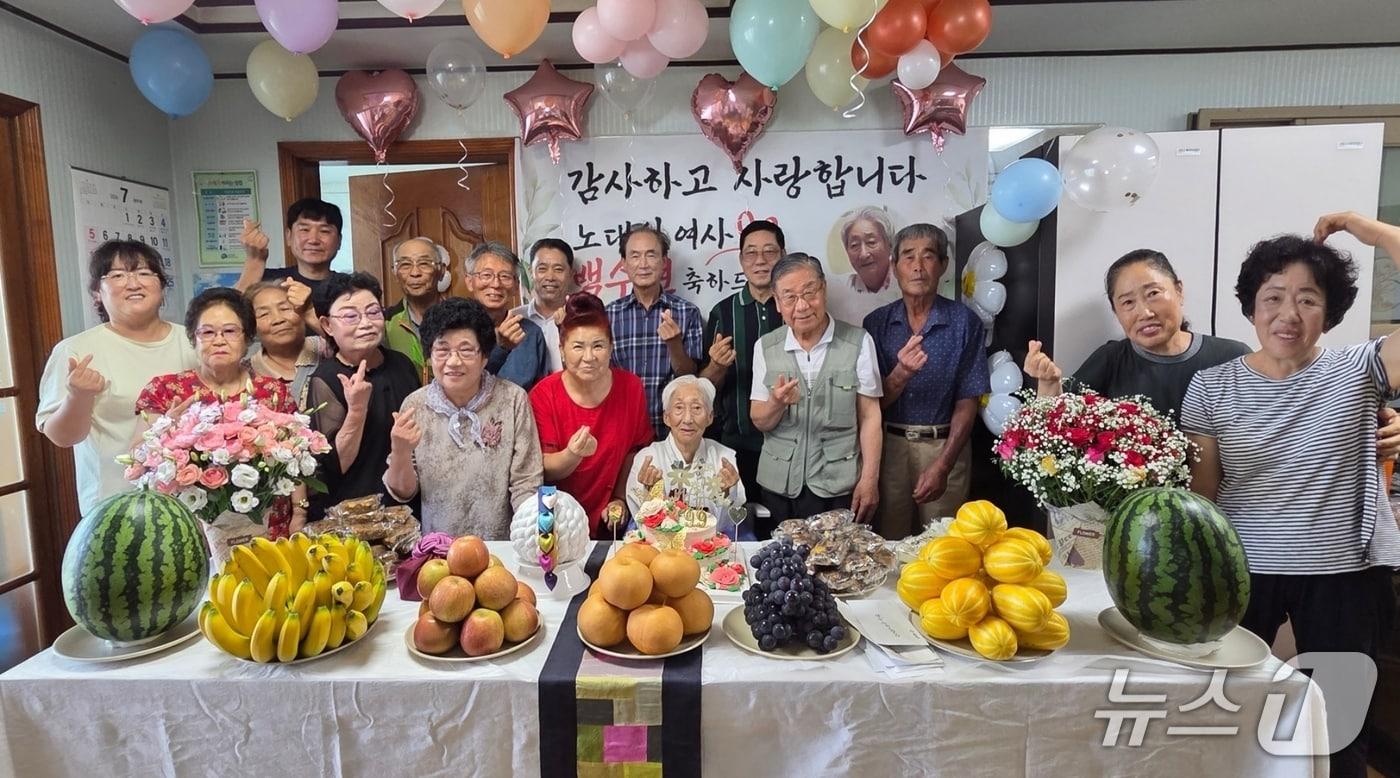 본문 이미지 - 진천군 이월면 용사마을 백수연.(진천군 제공. 재판매 및 DB금지)/뉴스1