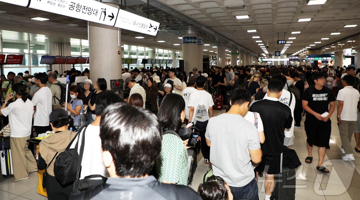본문 이미지 - 제주국제공항에 강풍 경보와 급변풍 경보가 내려진 11일 오전 제주국제공항 3층 국내선 출발 대합실에 결항 대체 항공편 탑승권을 구하려는 승객들이 긴 줄을 서고 있다. ⓒ 뉴스1 오미란 기자