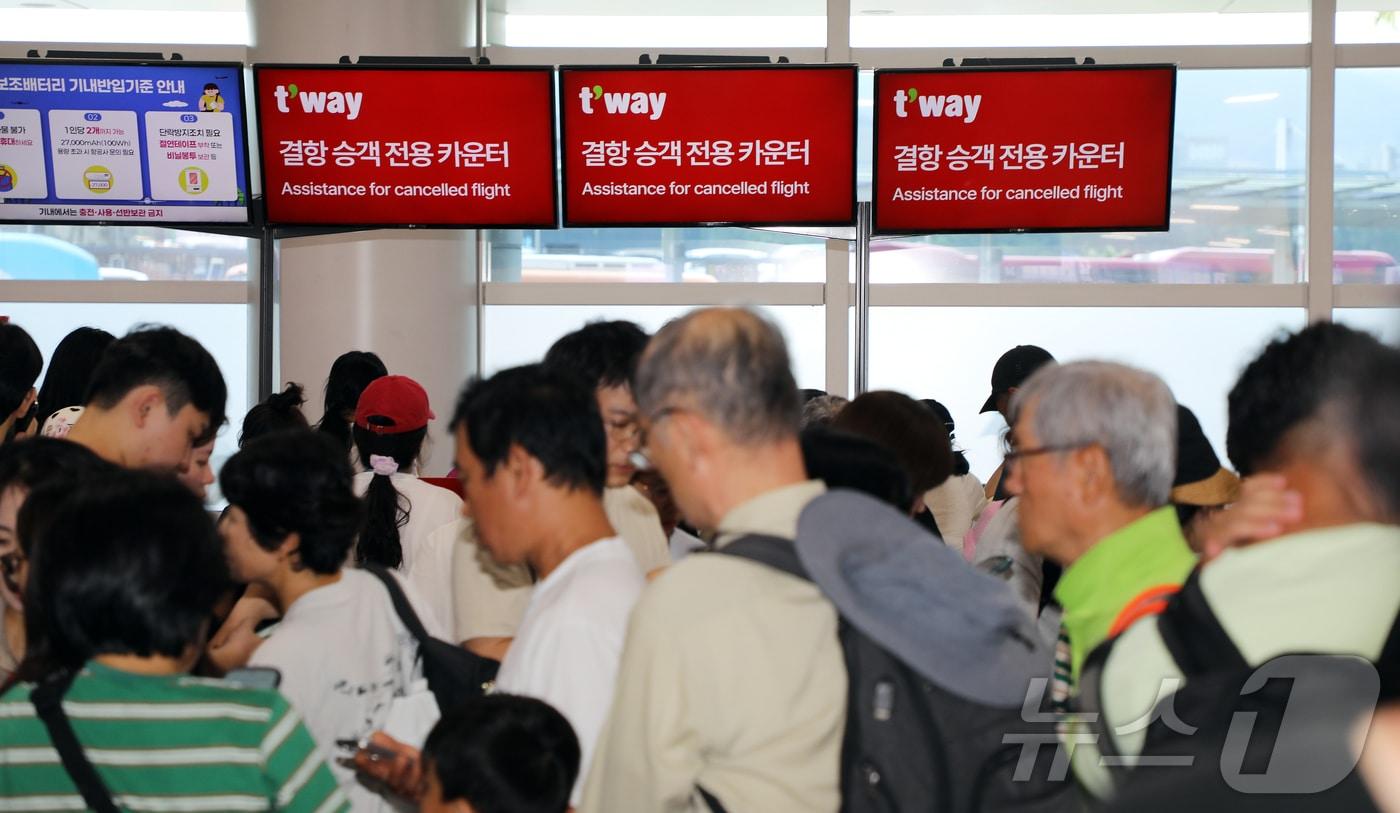 본문 이미지 - 11일 오전 강풍 경보와 급변풍 경보가 내려진 제주국제공항에 항공기 결항이 잇따르고 있다. ⓒ 뉴스1 오미란 기자