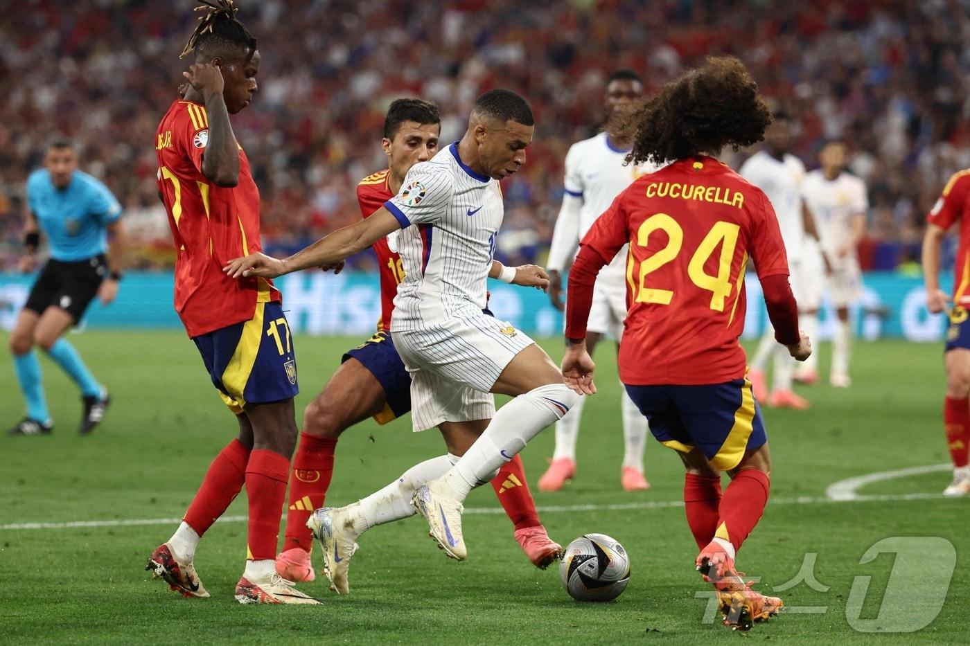 본문 이미지 - 프랑스와 스페인이 2026 FIFA 북중미 월드컵 4강에서 맞붙는다. ⓒ AFP=뉴스1
