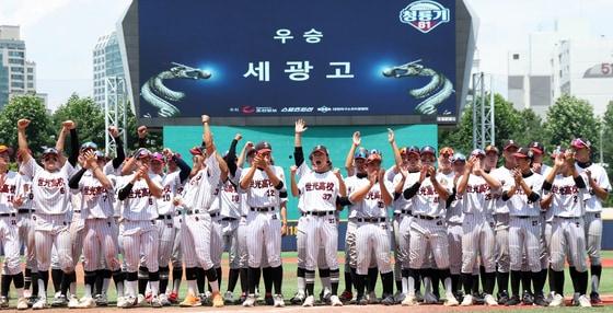 본문 이미지 - 12일 서울 양천구 목동야구장에서 열린 81회 청룡기 전국고교야구선수권대회 주말리그 왕중앙전에서 우승한 세광고 선수들이 환호하고 있다. 2026.7.12 ⓒ 뉴스1 김명섭 기자