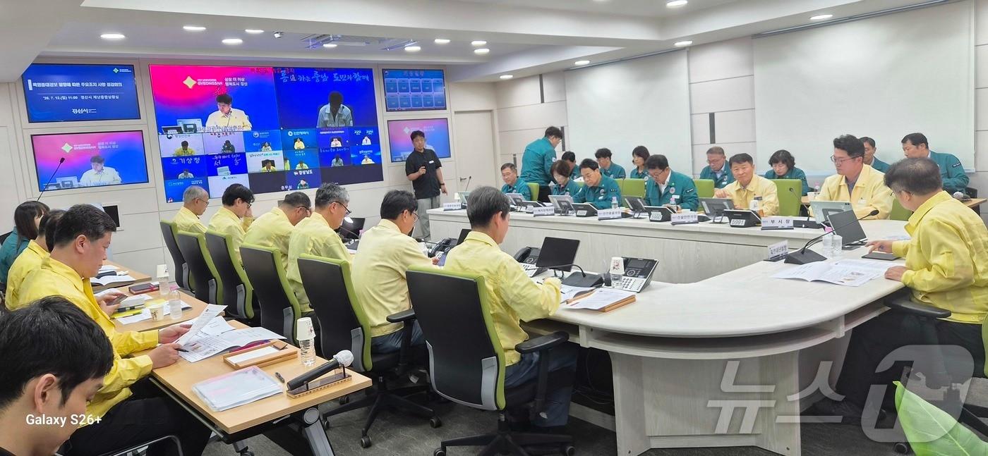 본문 이미지 - 행정안전부는 12일 오전 10시 경북 포항시와 경산시에 사상 첫 ‘폭염중대경보’를 발표하고 오전 11시부터 범정부 폭염 총력대응체계를 가동했다. /뉴스1