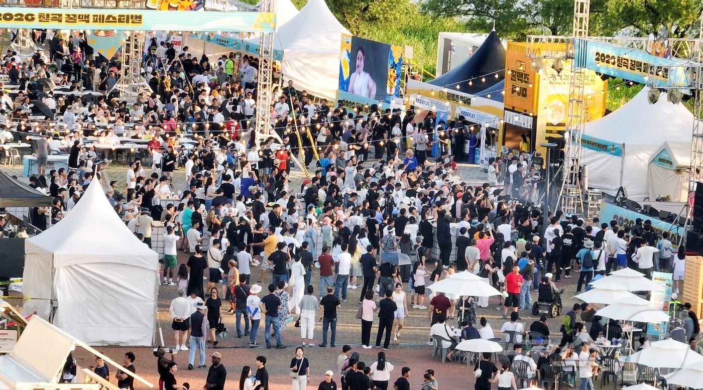 본문 이미지 - 12일 왜관읍 평화군수 일대에서 열린 칠곡 꿀맥 페스티벌에서 참여 시민들이 축제를 즐기고 있다. (칠곡군 제공. 재판매 및 DB금지) 2026.7.12 