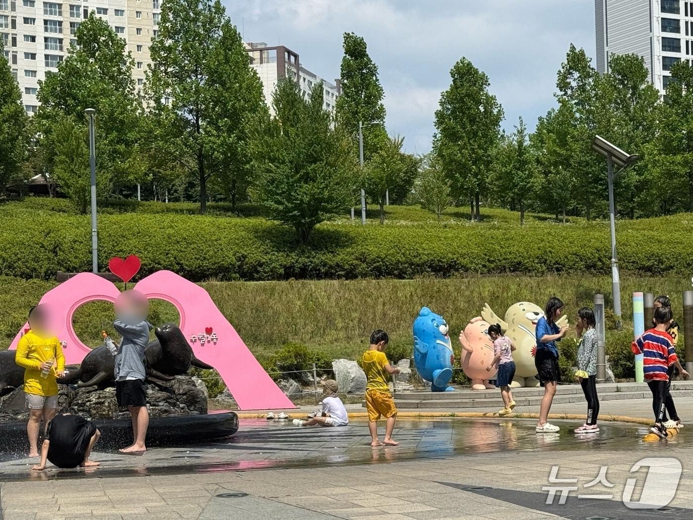 본문 이미지 - 인천 남동구 찬우물공원에서 아이들이 더위를 식히고 있다.2026.7.1ⓒ 뉴스1 박소영 기자