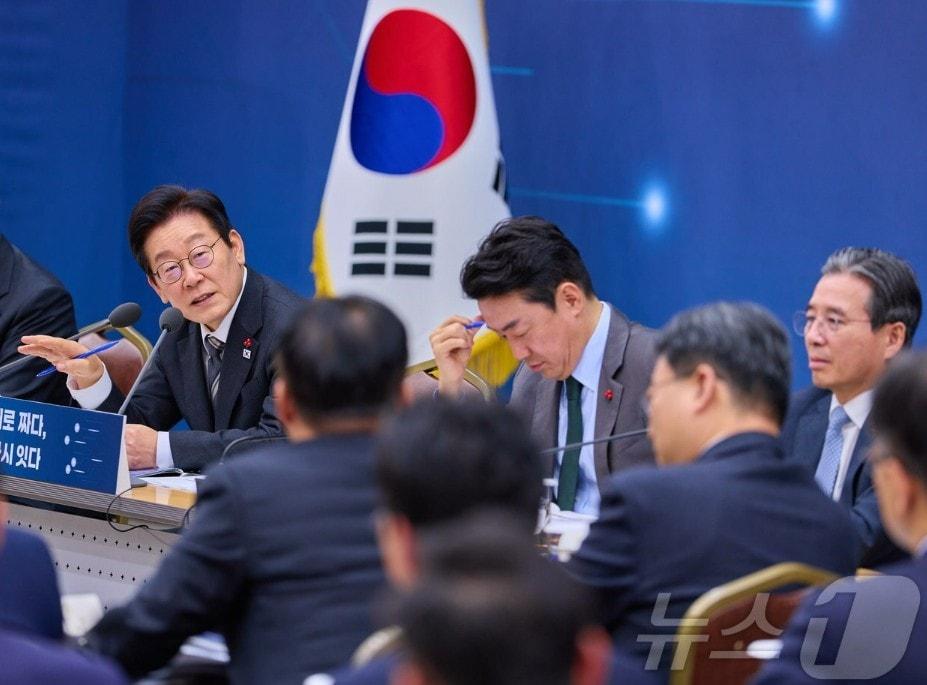 본문 이미지 - 이재명 대통령이 세종시 정부세종컨벤션센터에서 열린 국토교통부 업무보고에서 발언하고 있다. (대통령실 제공. 재판매 및 DB 금지) 2025.12.12 ⓒ 뉴스1 이재명 기자
