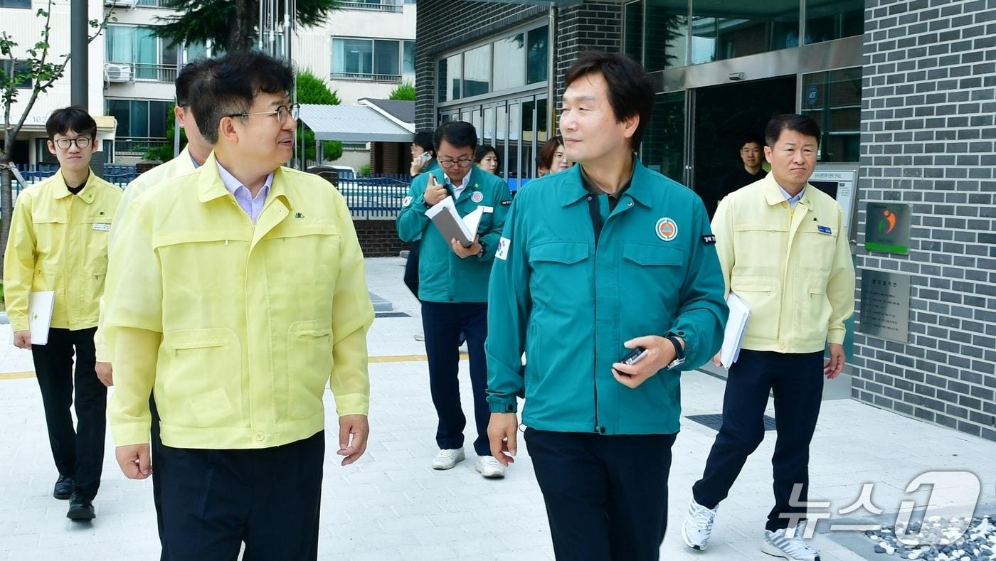 본문 이미지 - 조현일 경산시장이 12일 김용 행안부 자연재난실장을 안내하고 있다. (경산시 제공. 재판매 및 DB금지 2026.7.12/뉴스1)