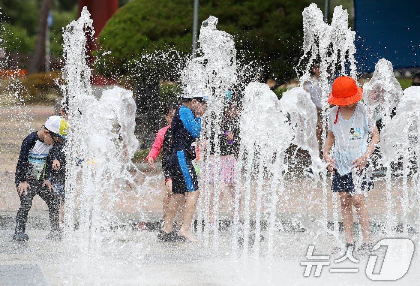 본문 이미지 - 경산시 남산면 삼성현역사문화공원 바닥분수에서 어린이들이 더위를 식히고 있다. 2026.7.12 ⓒ 뉴스1 공정식 기자