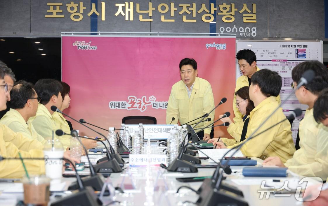 본문 이미지 - 박용선 경북 포항시장이 폭염중대경보가 발령된 12일 시청 재난안전상황실에서 "인명피해가 발생하지 않도록 철저한 대비하라"고 당부했다. (포항시 제공, 재팬매 및 DB금지)2026.7.12/뉴스1  
