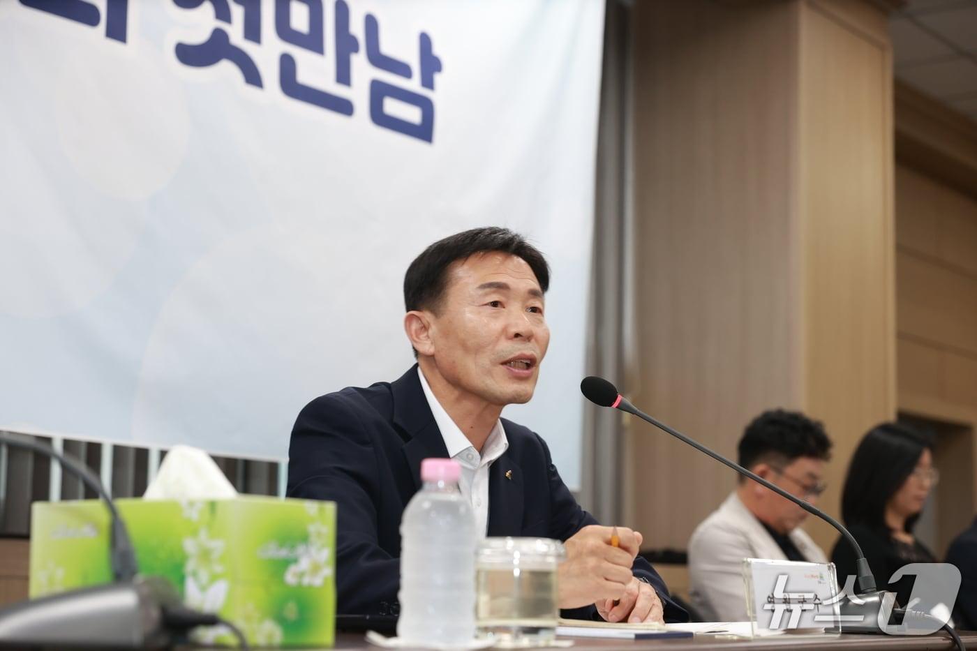 본문 이미지 - 김길수 강원 영월군수가 지난 6~9일 지역 읍·면을 찾아 '주민과의 첫 만남' 행사를 열었다. (영월군 제공. 재판매 및 DB금지) 2026.7.12/뉴스1