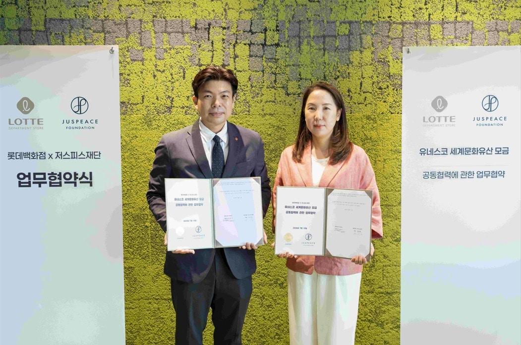본문 이미지 - 서울 영등포구 저스피스재단 사옥에서 열린 업무협약식 모습. 박상우 롯데백화점 마케팅부문장(왼쪽)과 오희영 저스피스재단 대표(롯데백화점 제공)