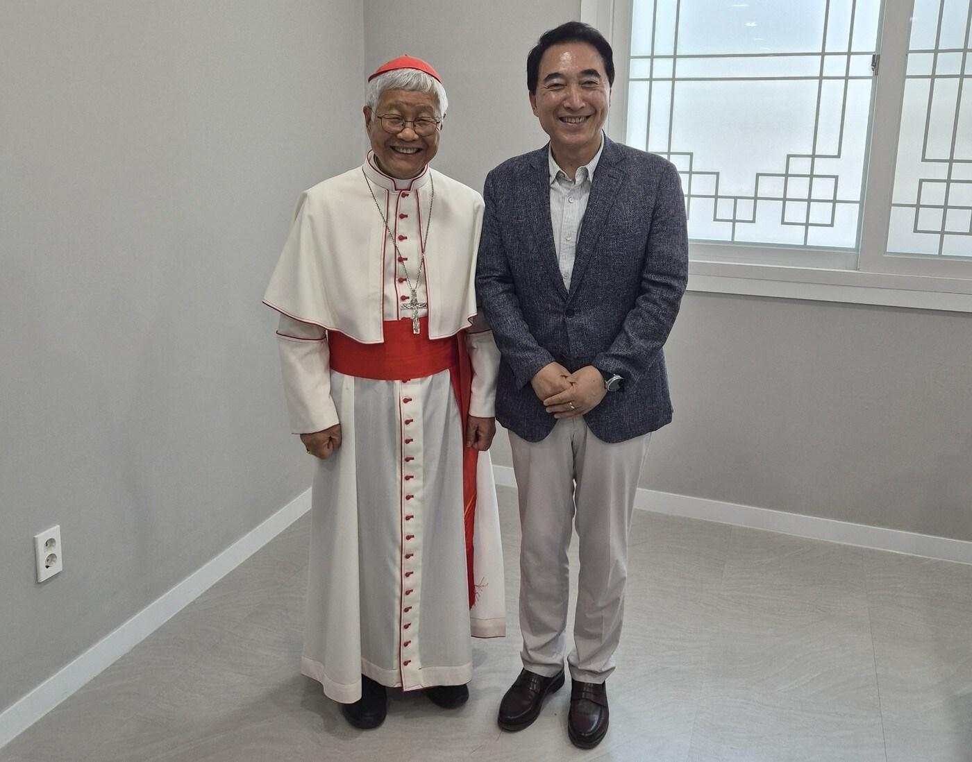 본문 이미지 - 박수현 충남지사(오른쪽)와 유흥식 라자로 추기경(도 제공. 재판매 및 DB금지)/뉴스1