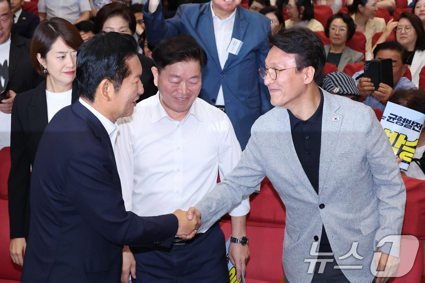 본문 이미지 - 정청래, 김민석 더불어민주당 당대표 후보가 12일 서울 여의도 국회 의원회관에서 열린 전국자치분권민주지도자회의 당대표 후보 정견 발표에서 인사하고 있다. 2026.7.12 ⓒ 뉴스1 신웅수 기자