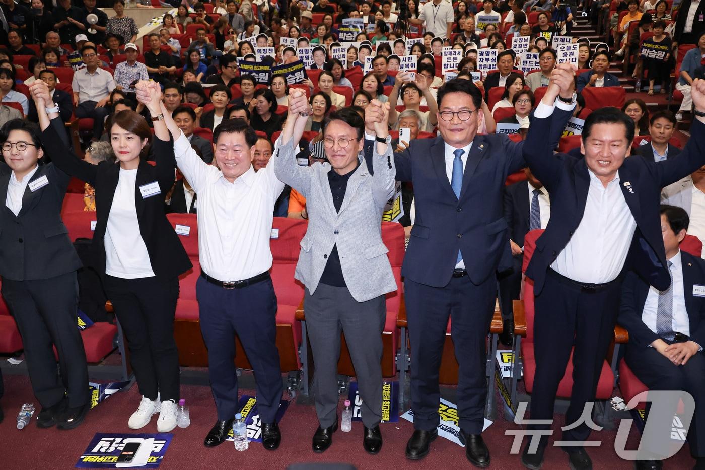 본문 이미지 - 더불어민주당 당대표 후보들이 12일 서울 여의도 국회 의원회관에서 열린 전국자치분권민주지도자회의 당대표 후보 정견 발표에서 상임대표를 맡고 있는 박승원 광명시장과 기념 촬영을 하고 있다. 왼쪽 두 번째부터 고민정 후보, 박 시장, 김민석·송영길·정청래 당대표 후보. 2026.7.12 ⓒ 뉴스1 신웅수 기자