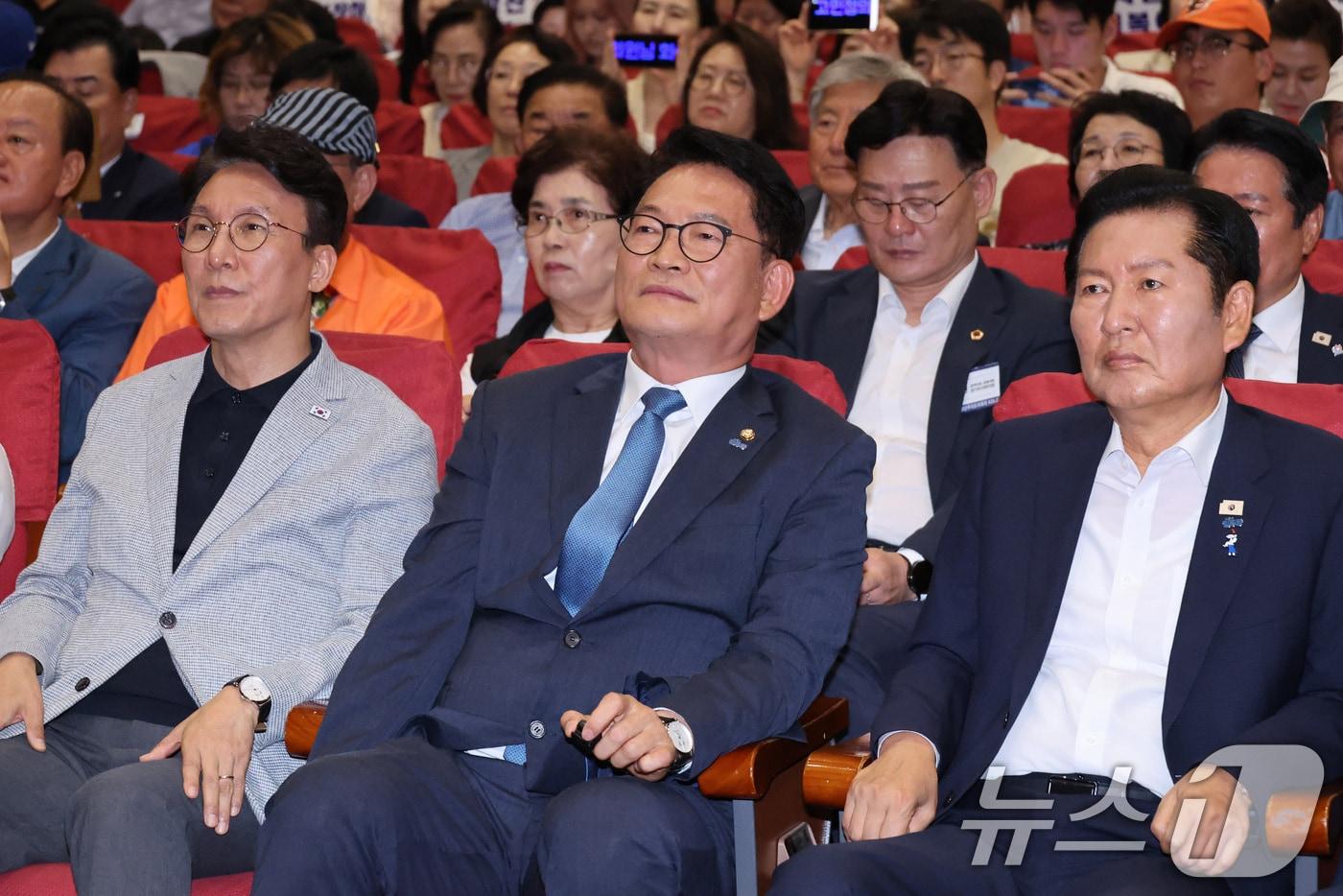 본문 이미지 - 김민석(왼쪽부터)·송영길·정청래 더불어민주당 당대표 후보가 12일 서울 여의도 국회 의원회관에서 열린 전국자치분권민주지도자회의 당대표 후보 정견 발표에 자리하고 있다. 2026.7.12 ⓒ 뉴스1 신웅수 기자