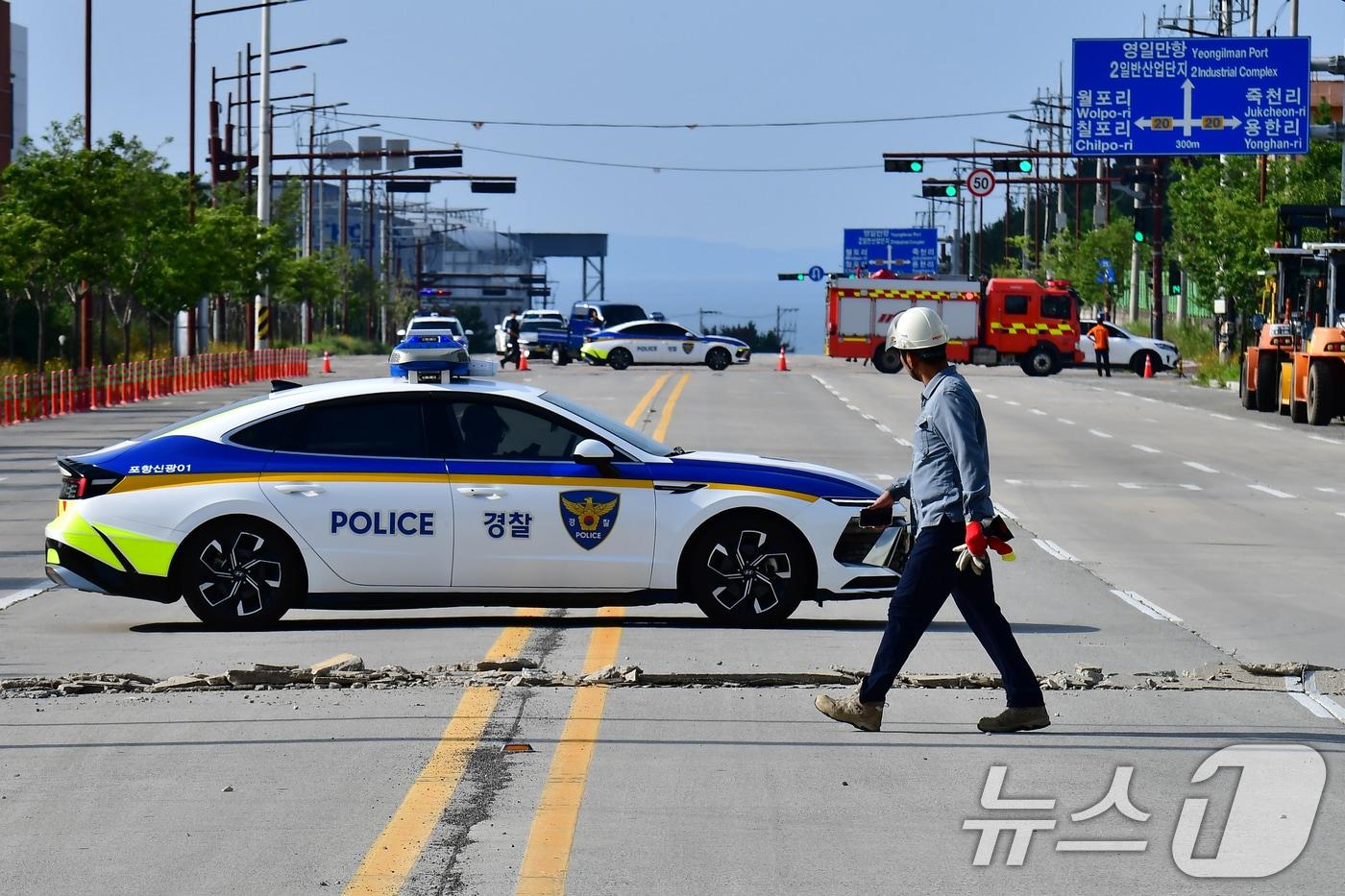 본문 이미지 - 경북 포항시 북구 용한리 712-5번지 해안도로 6차로 양방향에서 갈라짐 현상이 발생해 경찰과 소방당국이 안전 조치를 하면서 양방향 교통이 전면 통제되고 있다. 포항시 등은 폭염에 따른 도로가 수축 이완되는 과정에서 갈라짐 현상으로 이어진 것으로 추정했다. 2026.7.12 ⓒ 뉴스1 최창호 기자