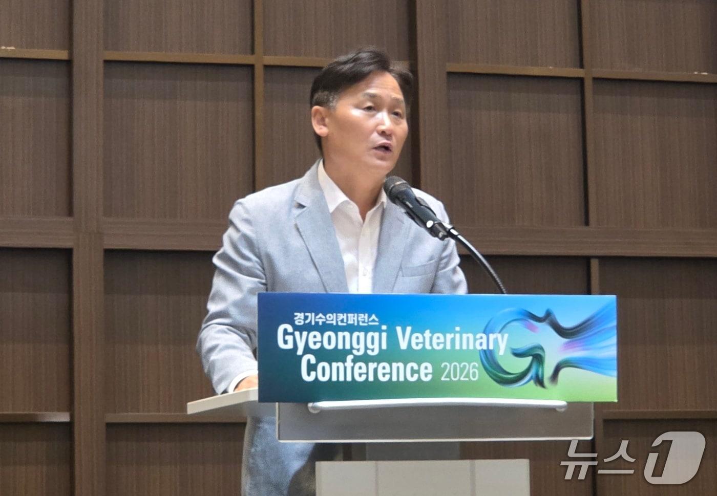 본문 이미지 - 김영진 국회의원이 2026 경기수의콘퍼런스에 참석해 축사를 전하고 있다. ⓒ 뉴스1 한송아 기자