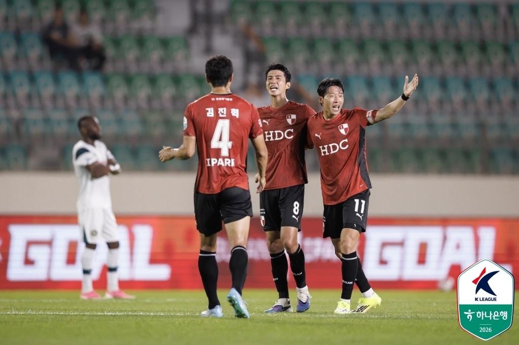 본문 이미지 - 안방서 2-0 승리를 거둔 부산 아이파크(한국프로축구연맹 제공)