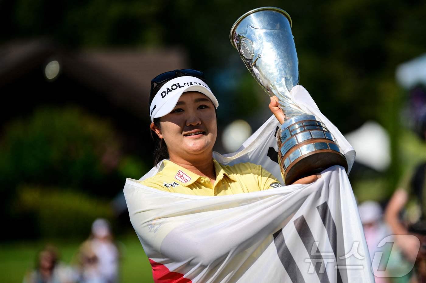 본문 이미지 - 유해란이 12일(한국시간) LPGA 투어 메이저 대회 아문디 에비앙 챔피언십에서 연장 접전 끝에 우승을 차지했다. ⓒ AFP=뉴스1
