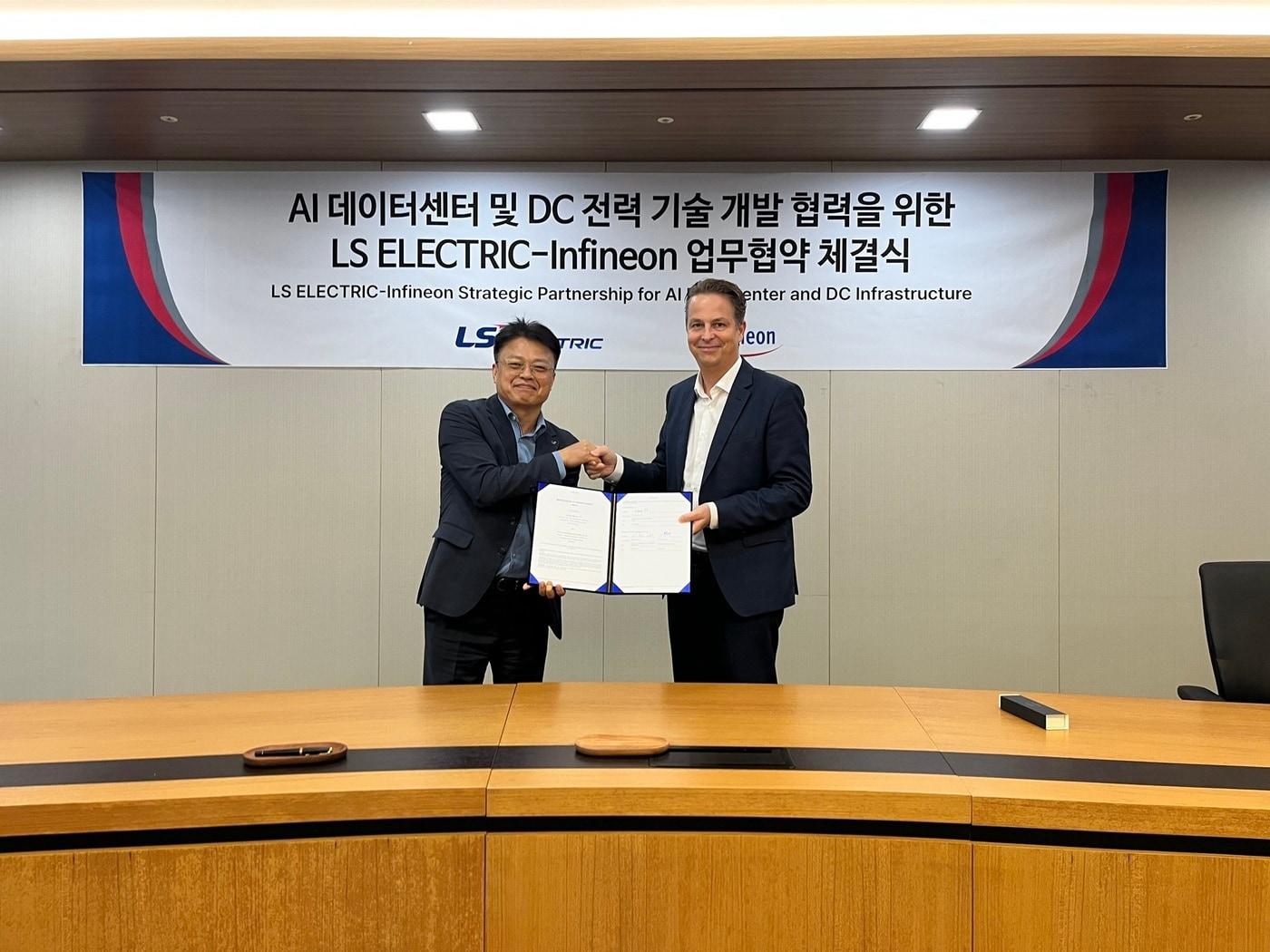 본문 이미지 - LS일렉트릭은 지난 10일 경기도 안양 LS일렉트릭 R&D캠퍼스에서 'AI 데이터센터와 직류(DC) 전력 기술 개발 협력을 위한 업무협약(MOU)'를 체결했다고 밝혔다. 사진은 안길영 LS일렉트릭 생산/R&BD 총괄(부사장)(왼쪽), 안드레아스 바이슬(Andreas Weisl) 인피니언 테크놀로지스 산업·인프라(I2) 부문 최고영업책임자(CSO) 겸 수석부사장(오른쪽)이 체결식 후 기념촬영을 하는 모습.(LS일렉트릭제공)